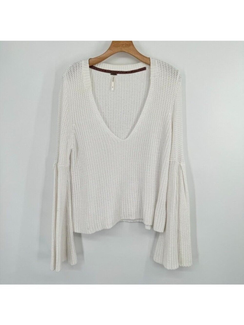 Free People White Cropped Sweater DAMSEL V Neck Knit flared sleeves size small - Picture 3 of 12